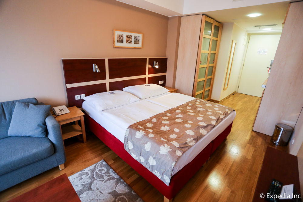 Hotel Ea Julis 4*