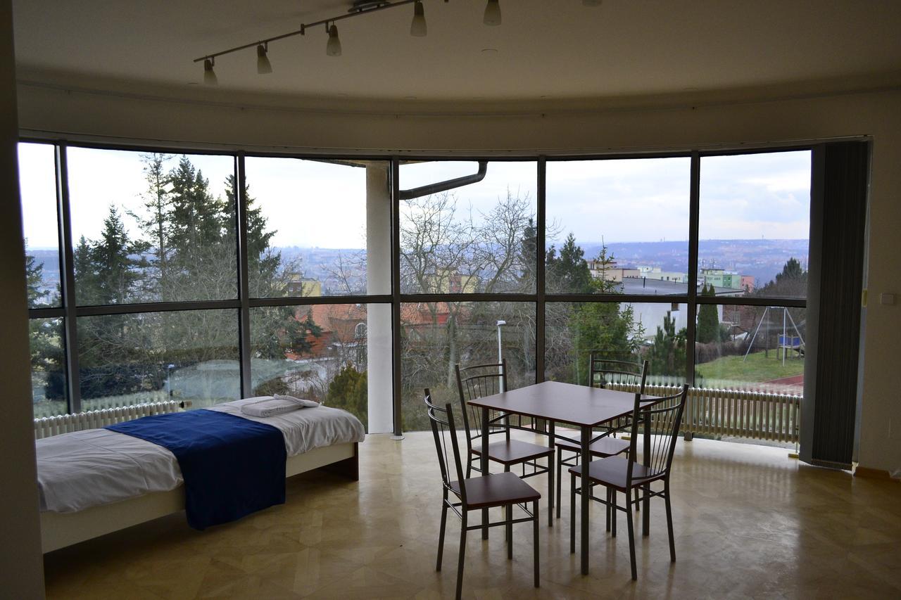 Flying House Guest house *