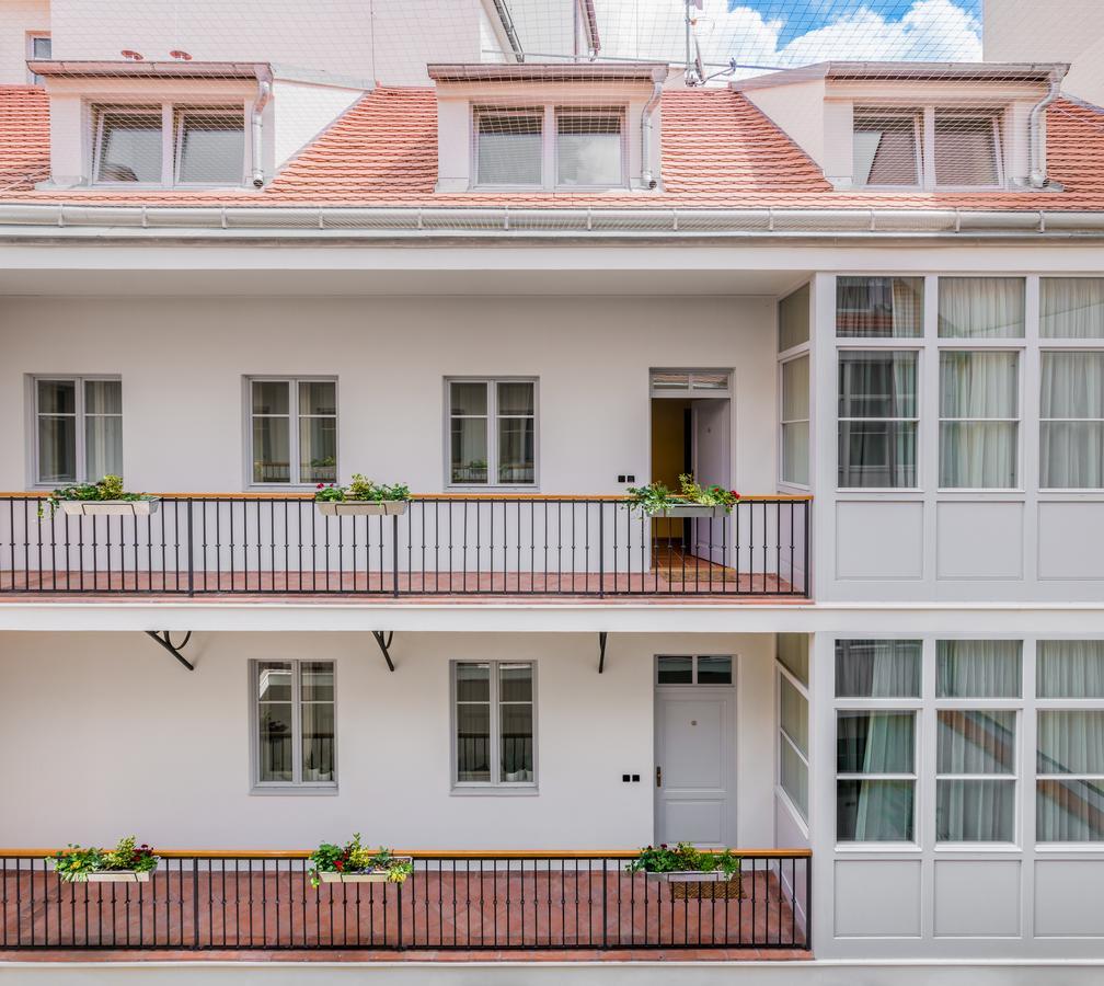 4 Trees By Adrez * Prague