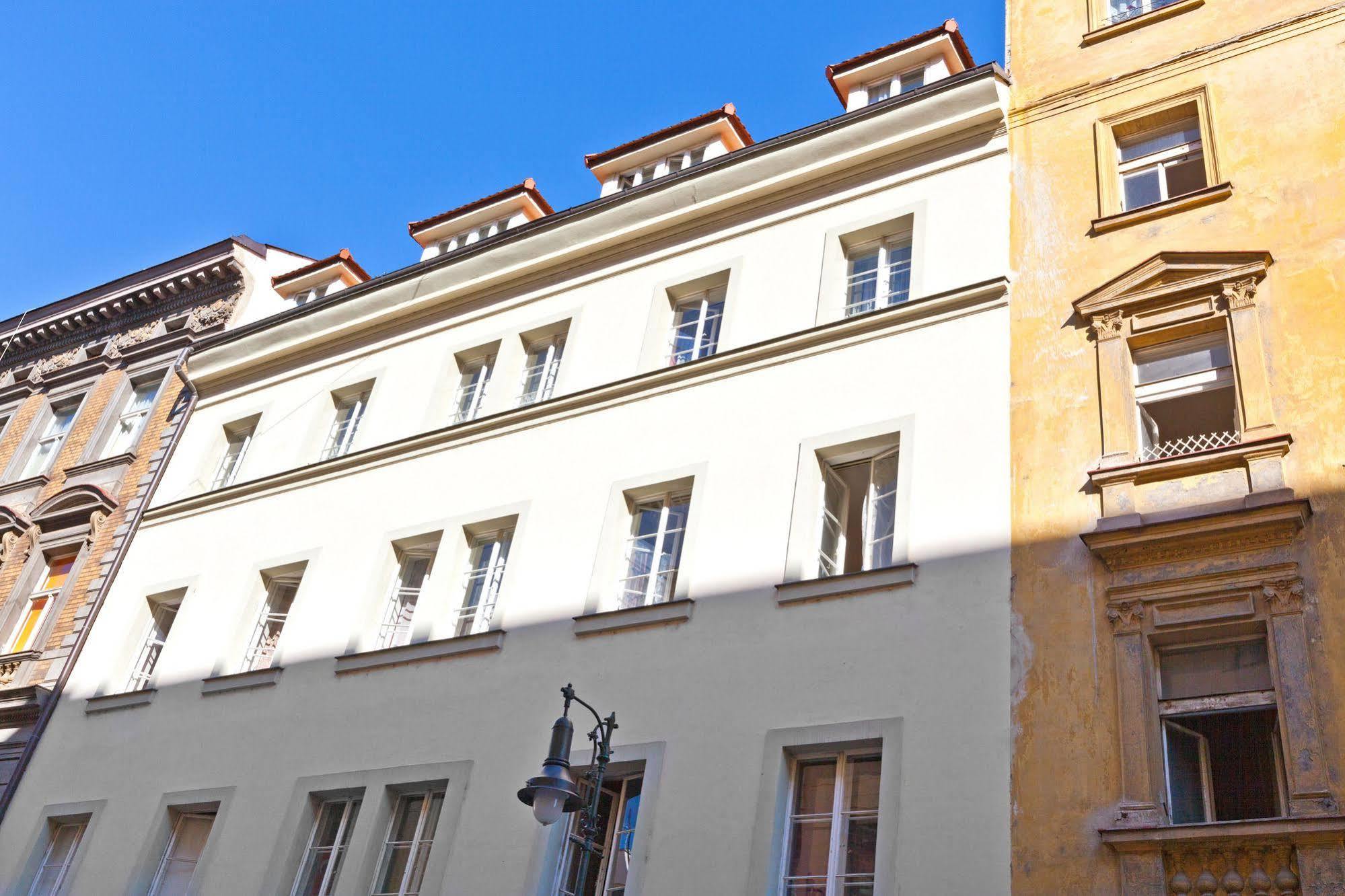 Lovely - Truhlarska Praga