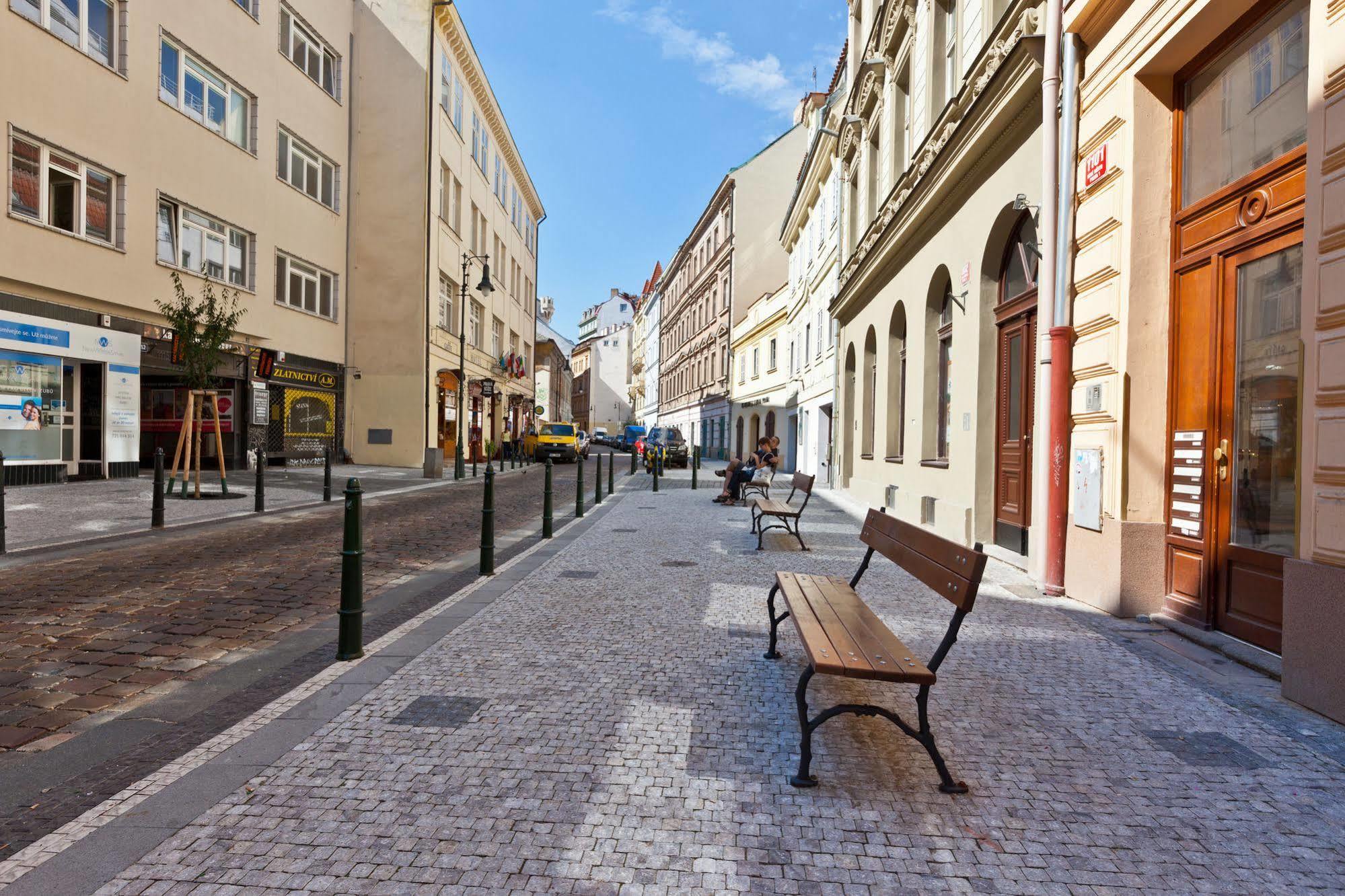Lovely - Truhlarska * Praga