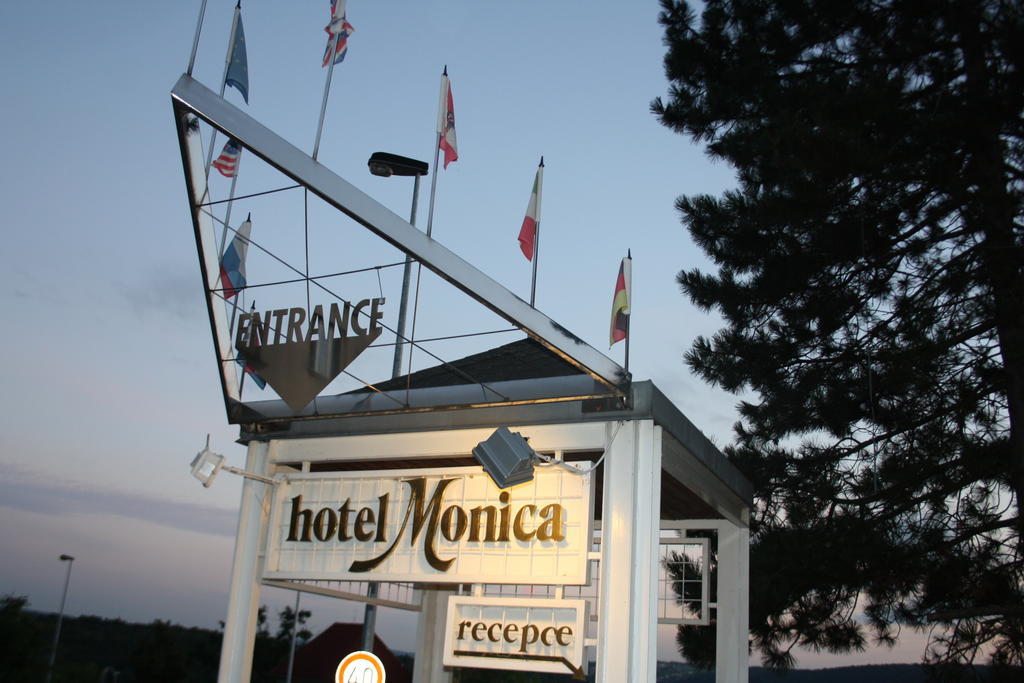Monica 3*