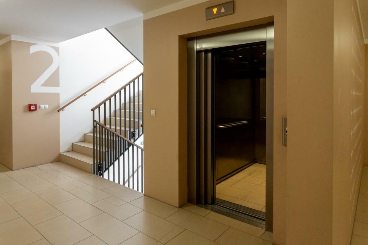 Days - Family 2bdr - Garage Parking - Balcony Apartment