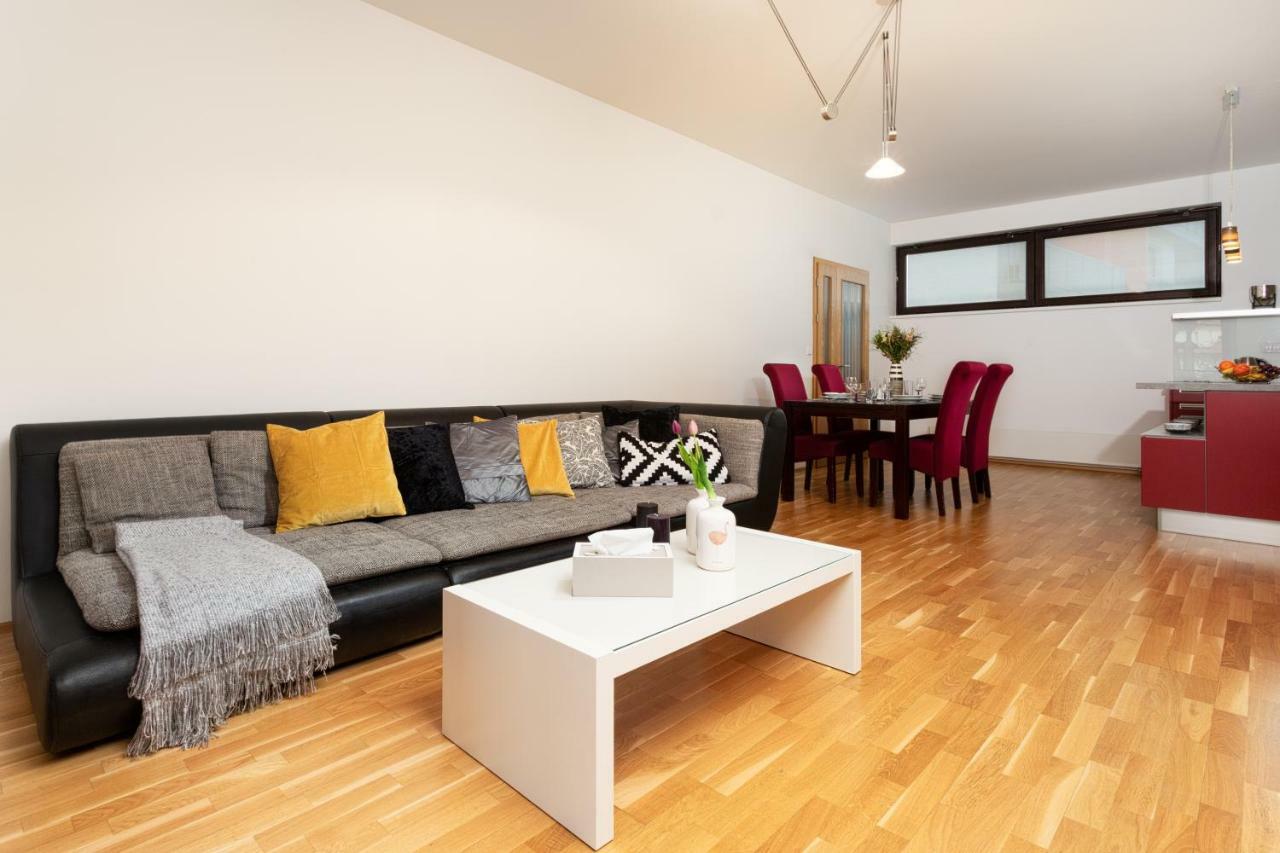 Days - Family 2bdr - Garage Parking - Balcony Apartment Prague