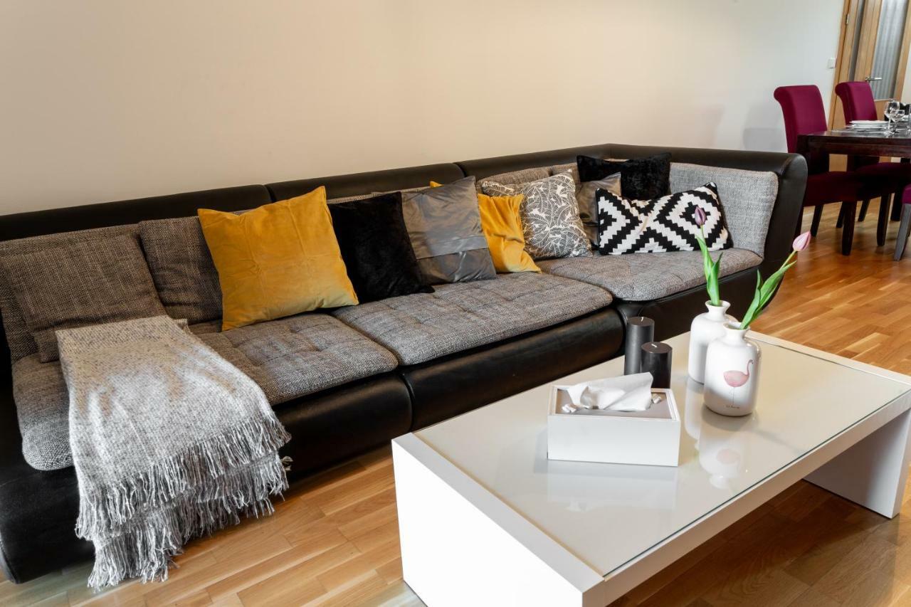 Days - Family 2bdr - Garage Parking - Balcony Apartment Prague