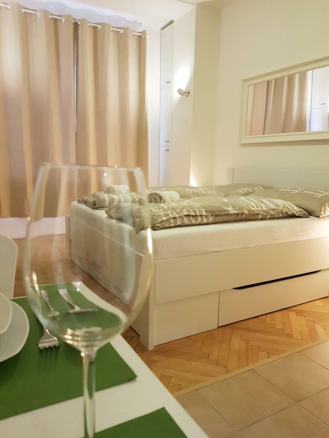 Cozy With Parking Near Center Praga