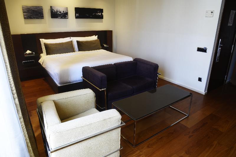 987 Design 4* Prague