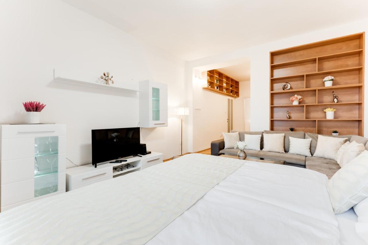 Exclusive Riverside In The Heart Of Apartment Prague
