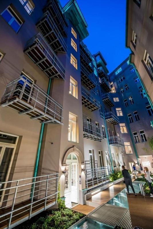 Apartment New Luxury Apt With Ac&parking In The Center Of *