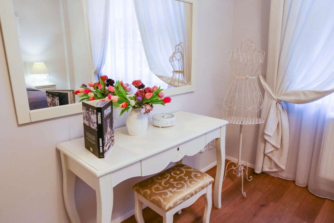 White & Gray Apartment *