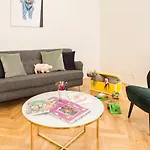 Downtown Designer Apartment Karlin