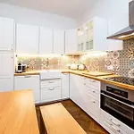 Elegant, Modern, 2-Bed Flat By Museum Of Prague