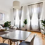 New & Cozy 3Bds In Historical Center - S8