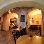 U Cervene Zidle - Red Chair Hotel