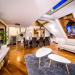 Triplex Kings Apartment In Old Town