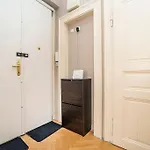 Cozy And Sunny Apartment In Uptown