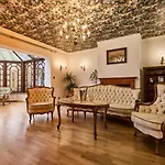 *The Little Castle* With Heated Pool And Sauna