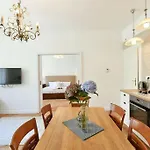 Luxury 3Bedrs 2Baths Apartment By Old Town Square