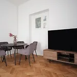 Spacious Apartment In Karlin By Prague Days