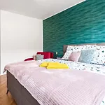 Popular Location / Street View / 4 Ppl / Netflix