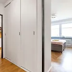 Popular Location / Street View / 4 Ppl / Netflix
