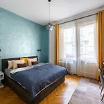 Cozy Apt In The Centre W/Balcony