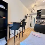Studio V Prizemi S Kuchyni A Koupelnou