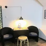 Fun Tiki Vibe Apartment / Charles Bridge / Netflix