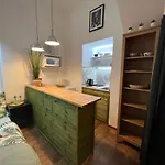 Fun Tiki Vibe Apartment / Charles Bridge / Netflix