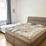 Spacious 2Br Apartment 6Min From Prague Castle!