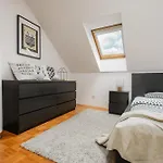 Roy 2 Bdr Apartment With Prague Castle View, Parking & Ac