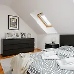 Roy 2 Bdr Apartment With Prague Castle View, Parking & Ac