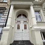 Wenceslas\' Shi Apartment