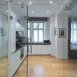 Upscale Apartment In Prime Location Near All Sights