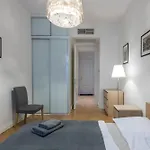 Upscale Apartment In Prime Location Near All Sights