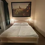 U Cervene Zidle - Red Chair Hotel