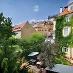 Hotel At The Green Grape