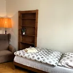 Spacious Apartment - Free Parking!