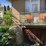 Spacious Apartment - Free Parking!