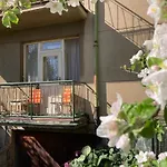 Spacious Apartment - Free Parking!