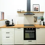 Modern & Spacious Apartment Near The Old Town