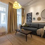 Boho Renovated Apartment Close To National Theather