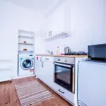 Cozy Apartment Close To Palmovka