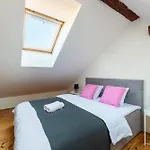 Stylish 2-Level Apartment Near The National Theatre