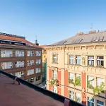 Stylish 2-Level Apartment Near The National Theatre