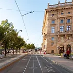 Stylish 2-Level Apartment Near The National Theatre