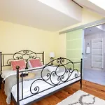 Stylish 2-Level Apartment Near The National Theatre