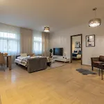 Chic & Central New Town Apartment By Subway
