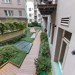 Chic & Central New Town Apartment By Subway