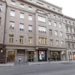 Chic & Central New Town Apartment By Subway